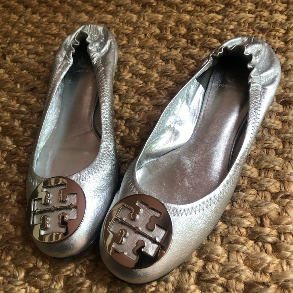 Tory Burch Reva Ballet Flat. Logo and Silver Leather. Size 9